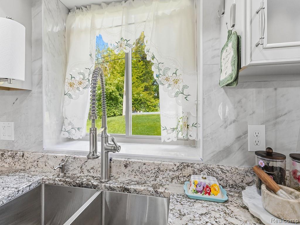 17361 W OUTER Drive, Dearborn Heights, MI 48127 — Photo 34