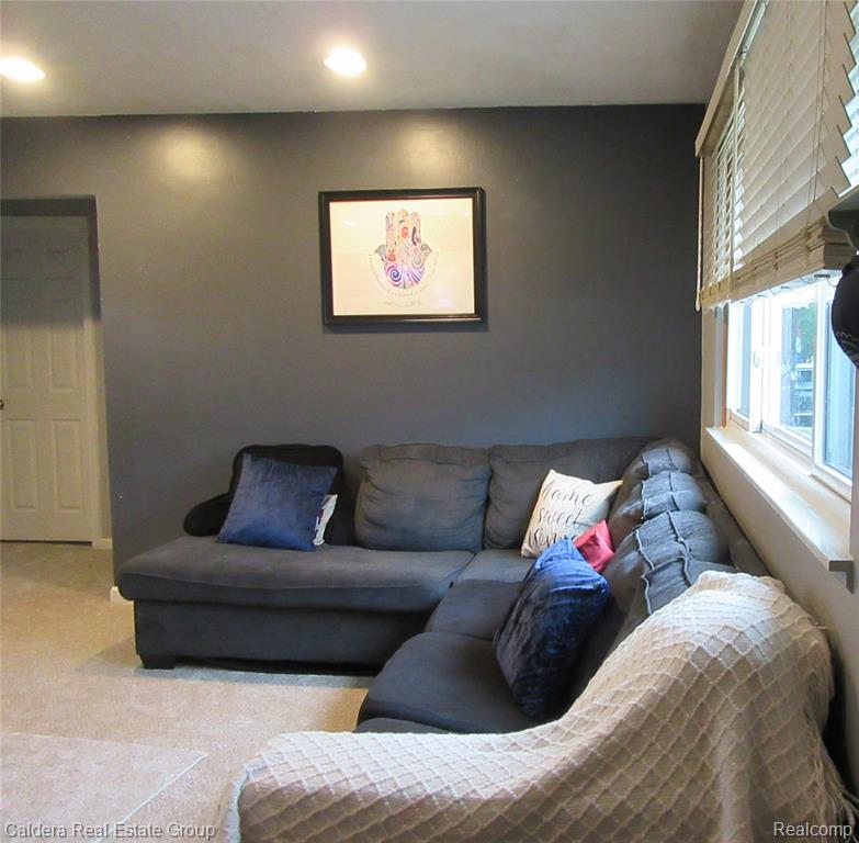 933 E Dallas Avenue, Madison Heights, MI 48071 — Photo 3