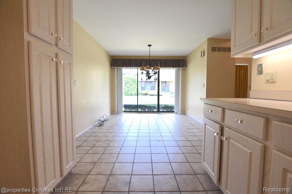 1752 S HILL Boulevard, Bloomfield Hills, MI 48304 — Photo 16