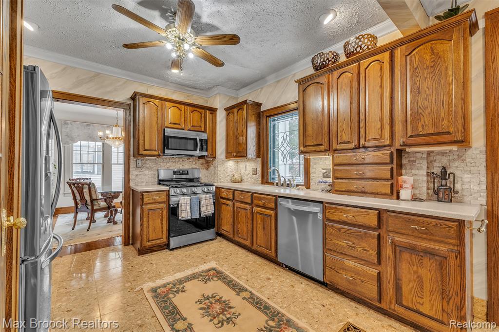 23009 Maple Avenue, Farmington, MI 48336 — Photo 16