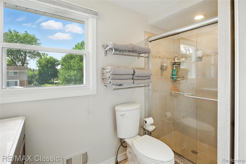 7027 Beverly Crest Drive, West Bloomfield, MI — Photo 15