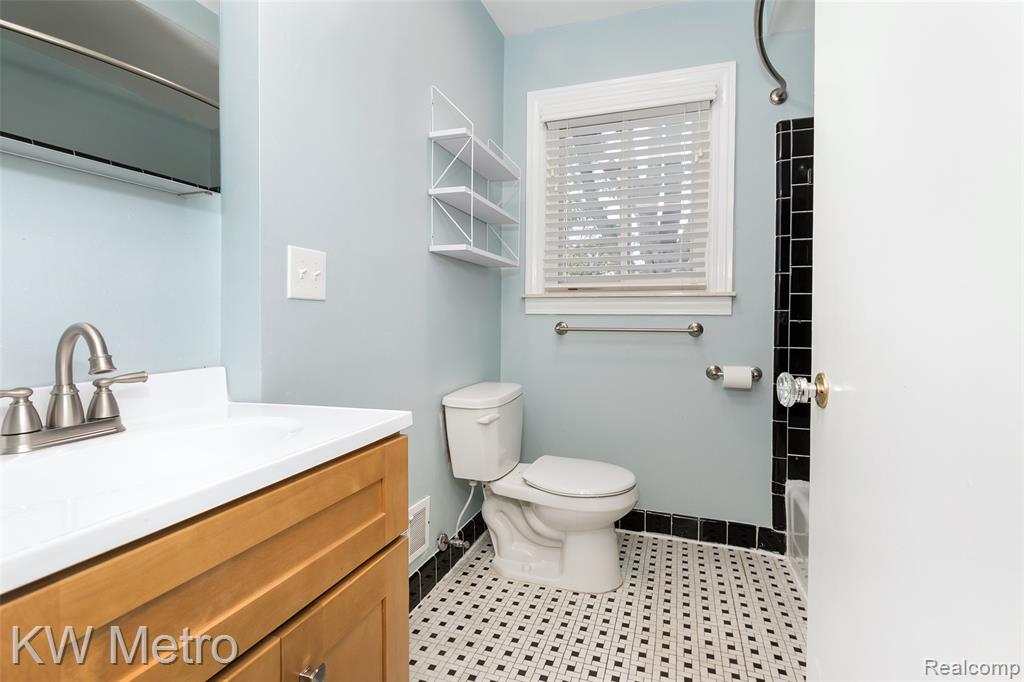 936 E Katherine Avenue, Madison Heights, MI 48071 — Photo 20