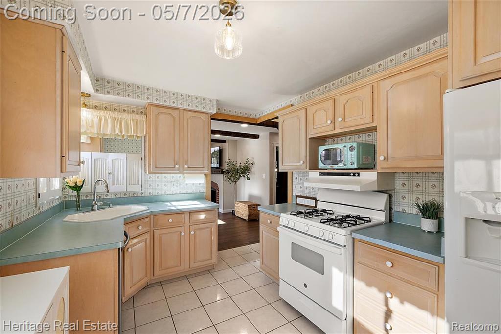 31881 Lamar Drive, Farmington, MI 48336 — Photo 11