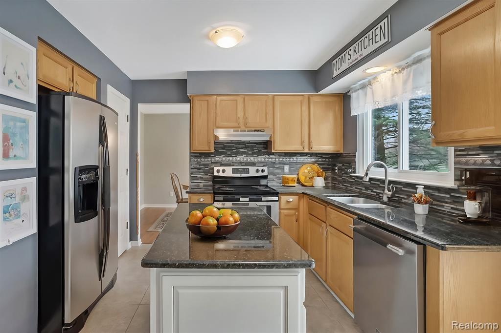 42860 BERKDALE Drive, Belleville, MI 48111 — Photo 5