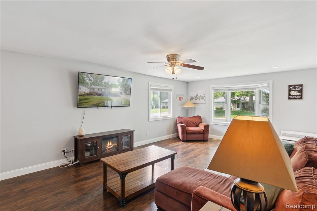 6279 Woodsdale Drive, Grand Blanc, MI 48439 — Photo 10