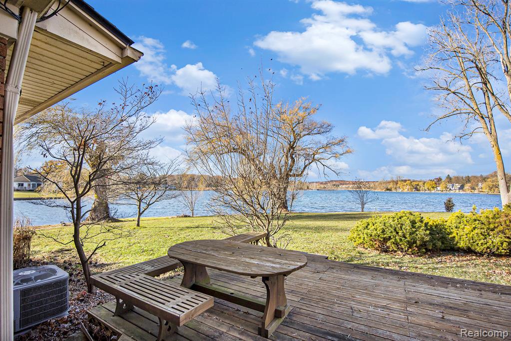 736 Beachway Drive, White Lake, MI 48383 — Photo 23