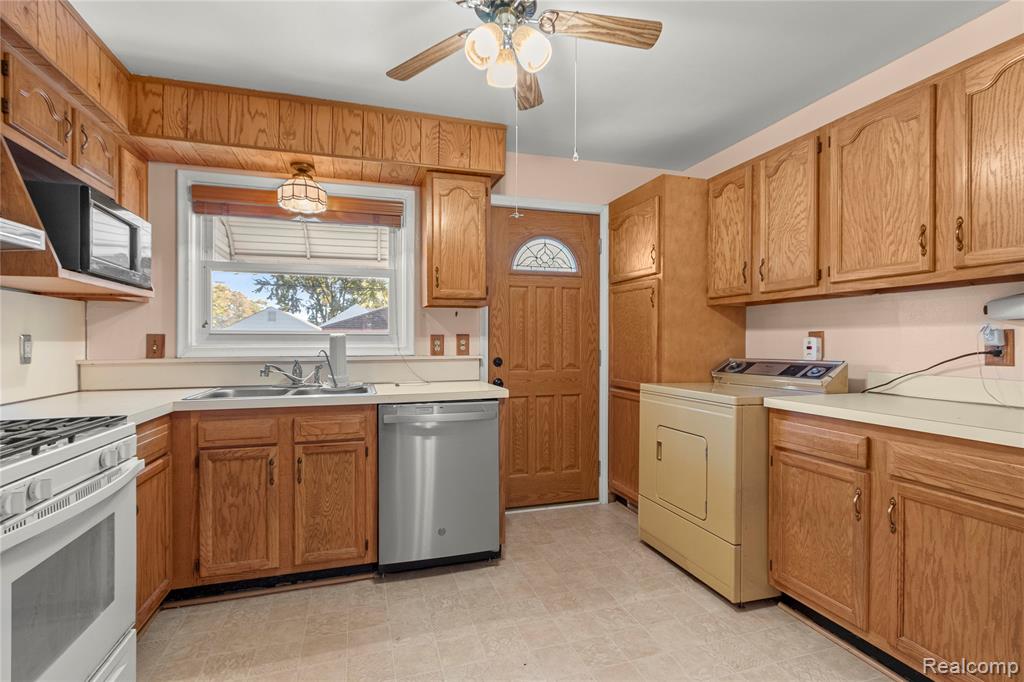 4915 Raymond Avenue, Dearborn Heights, MI 48125 — Photo 10