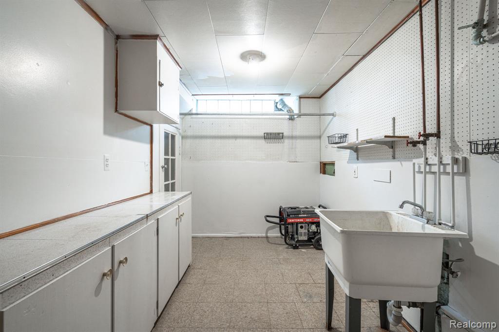 6585 Dolphin Street, Dearborn Heights, MI 48127 — Photo 37