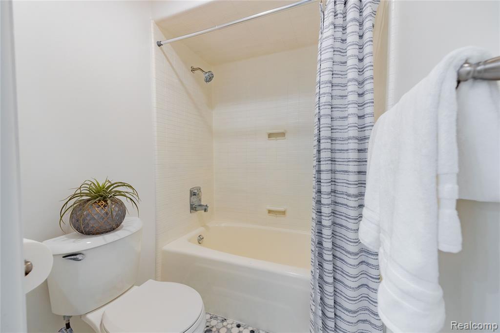 5815 Bloomfield Glens Road, West Bloomfield, MI — Photo 35