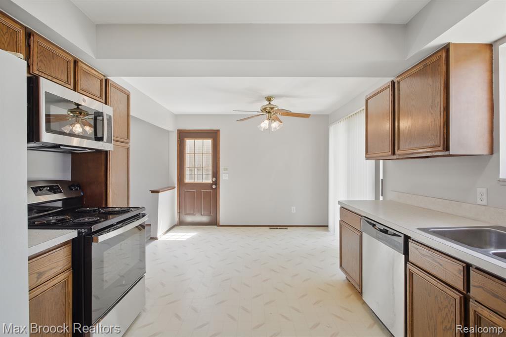 47445 DEQUINDRE Road, Rochester Hills, MI 48307 — Photo 10