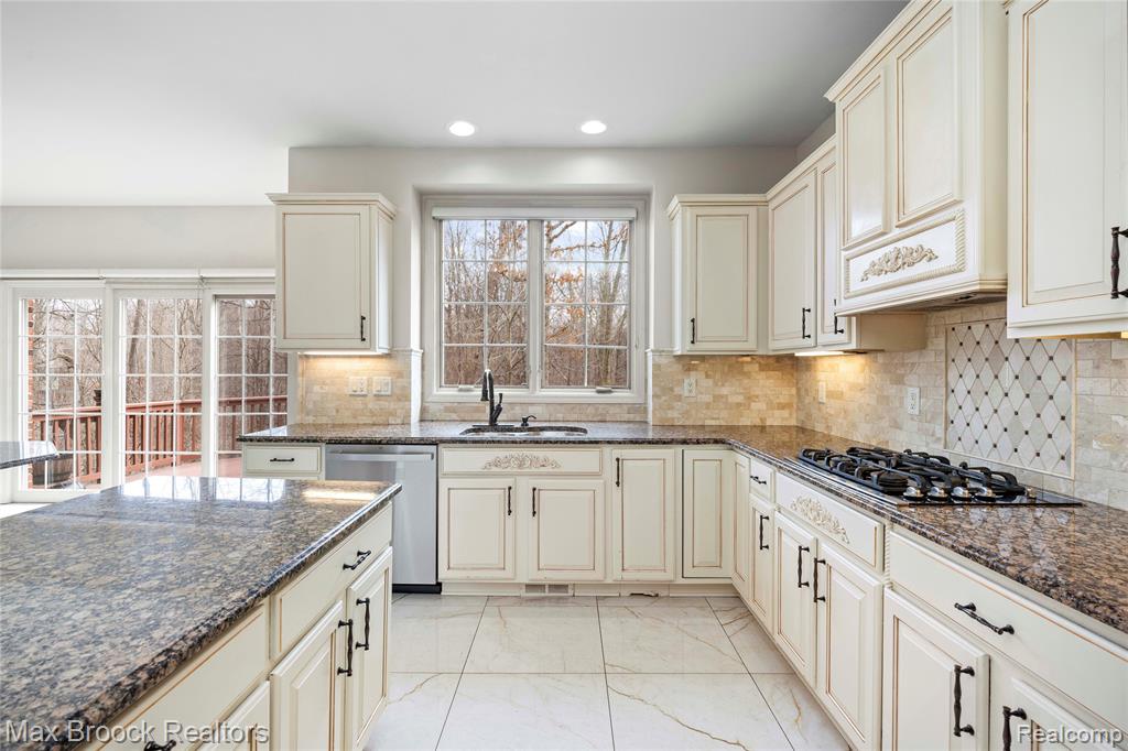 7083 Chatham Court, West Bloomfield, MI — Photo 24