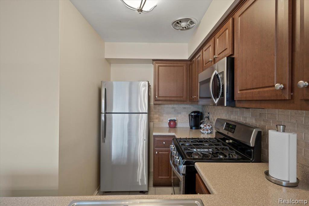 1818 SHIRE, Royal Oak, MI 48073 — Photo 18
