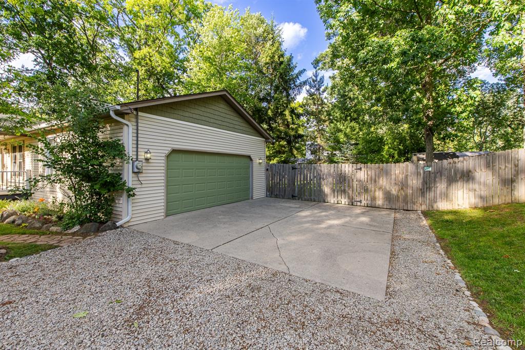 1665 Rosedale Street, West Bloomfield, MI 48324 — Photo 37