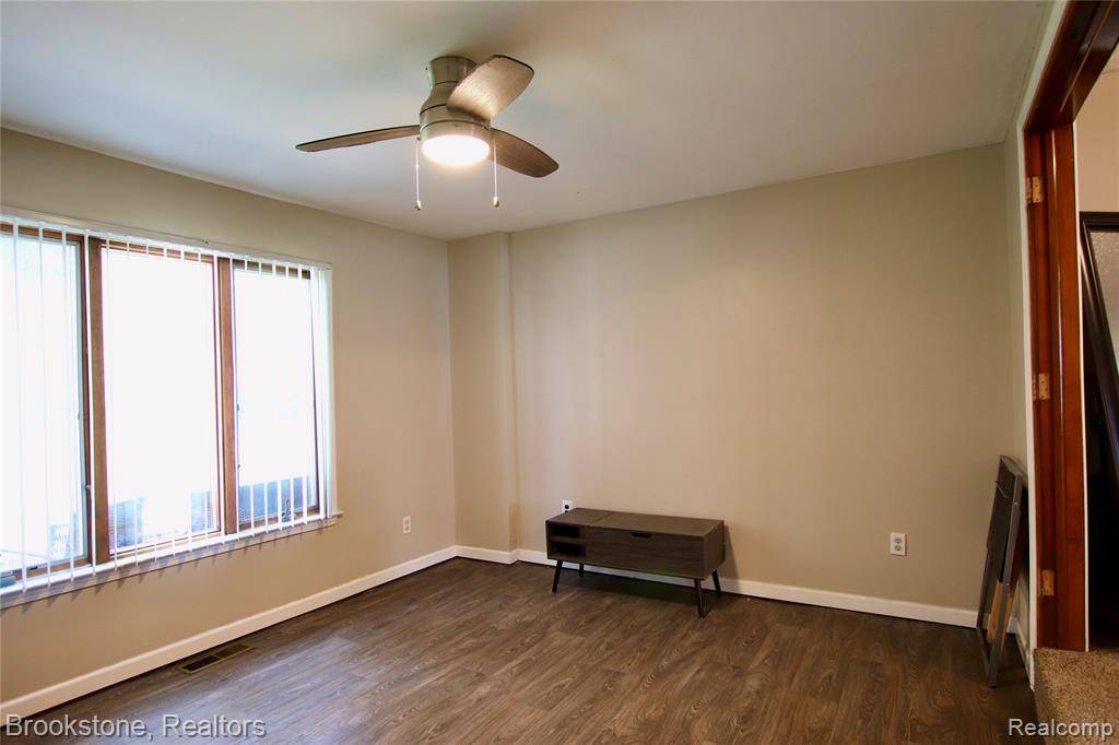 4303 Columbine Avenue, Burton, MI 48529 — Photo 9