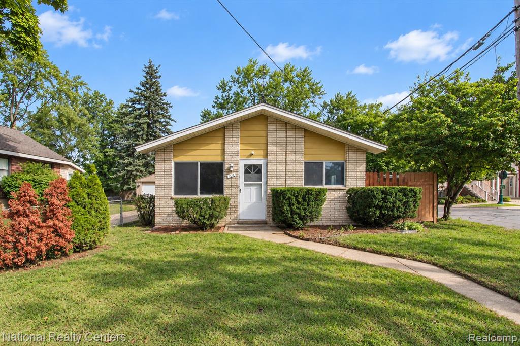 1069 Urbancrest Drive, Troy, MI 48083