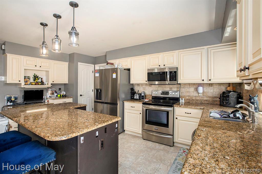 47951 Picadilly Court, Canton, MI 48187 — Photo 11