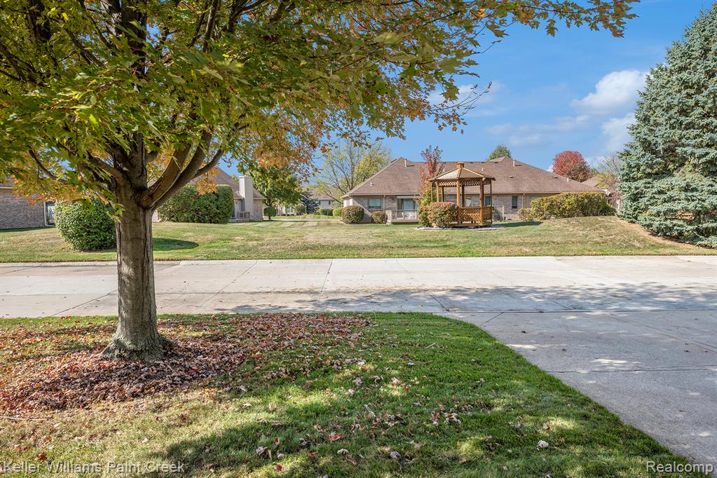 47158 Hunters Chase Drive, Macomb, MI 48042 — Photo 23