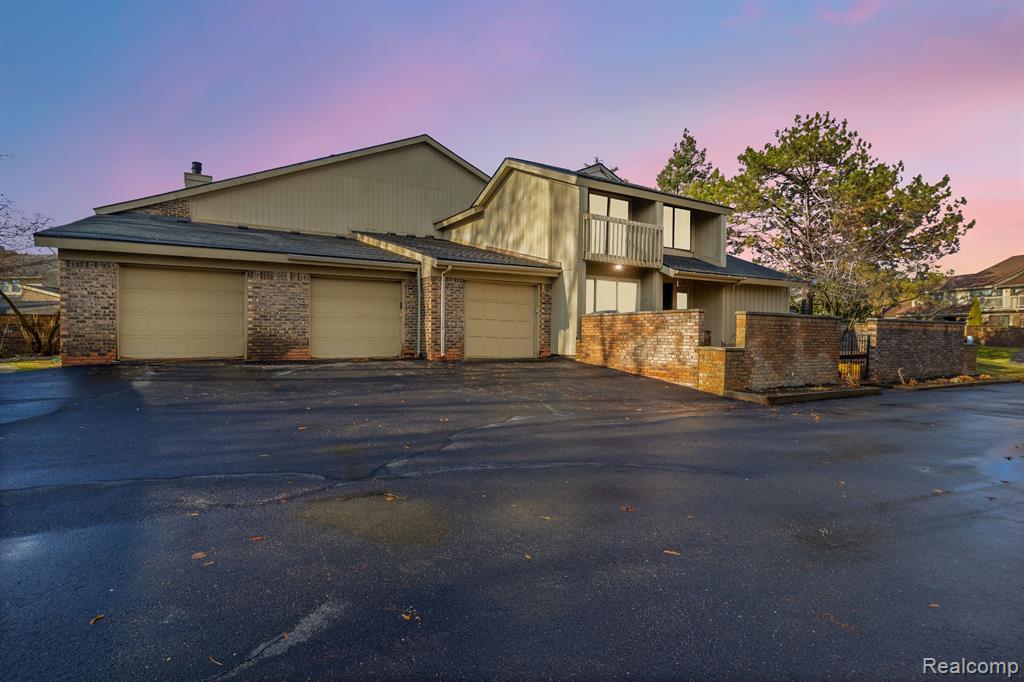 1561 S HILL Boulevard, Bloomfield Hills, MI 48304 — front exterior
