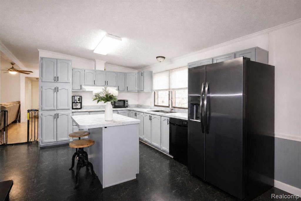 29193 Hazelwood, Flat Rock, MI 48134 — Photo 4