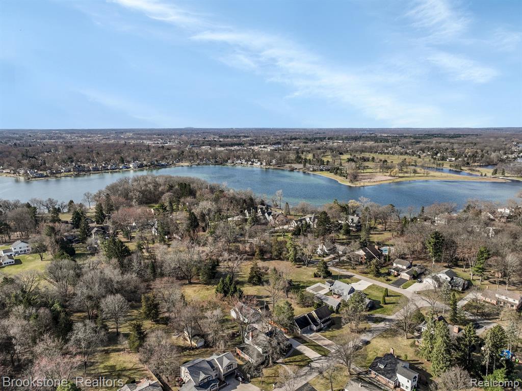 7585 LILAC Court, West Bloomfield, MI 48324 — Photo 48