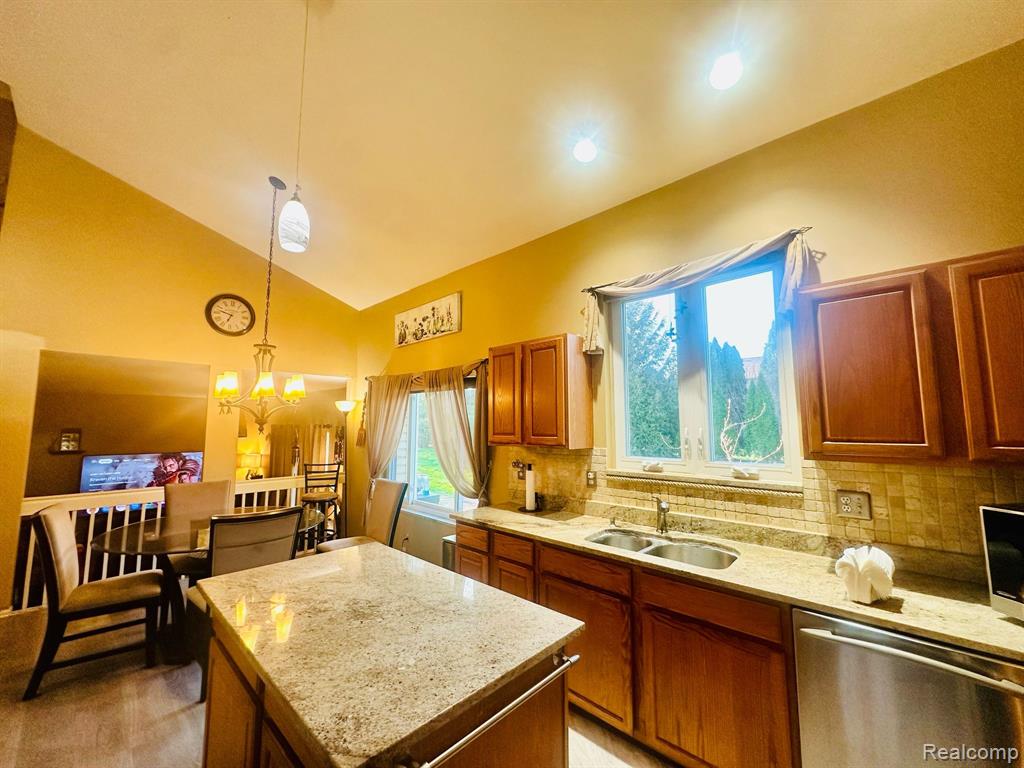 6886 FOX Lane, Waterford, MI 48327 — Photo 10