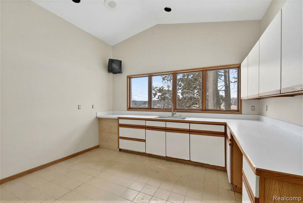 2551 Patterson Lake Road, Pinckney, MI 48169 — Photo 76