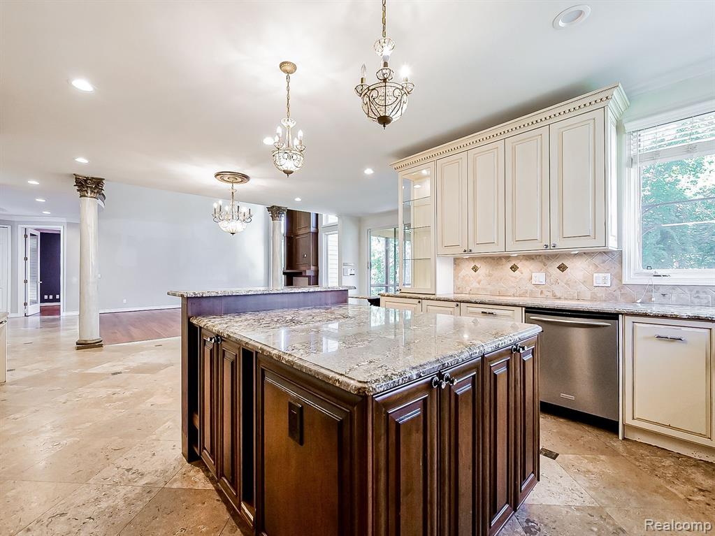 5570 HAMPSHIRE Drive, West Bloomfield, MI — Photo 22
