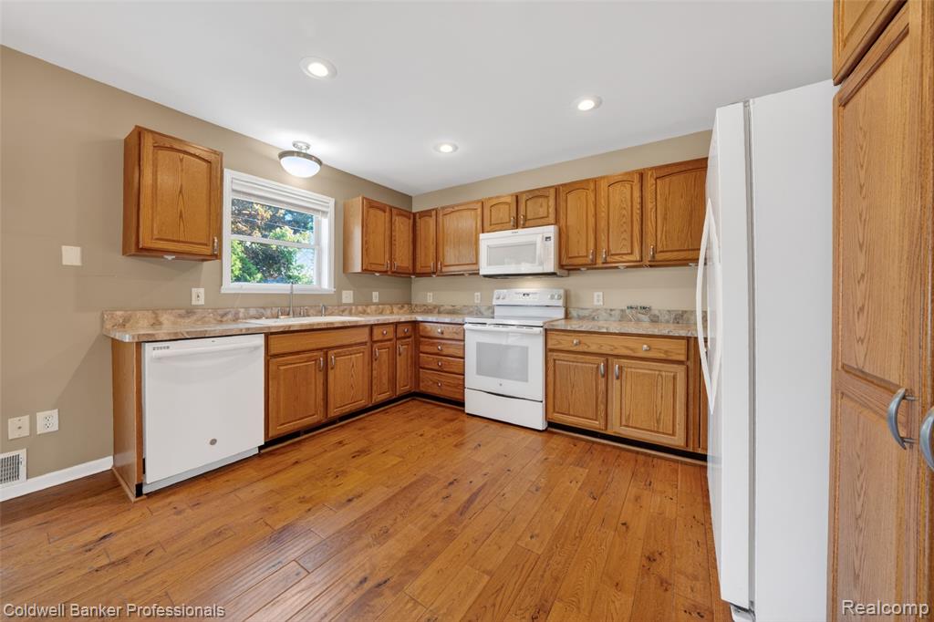 2470 Winkleman Drive, Waterford, MI 48329 — Photo 16