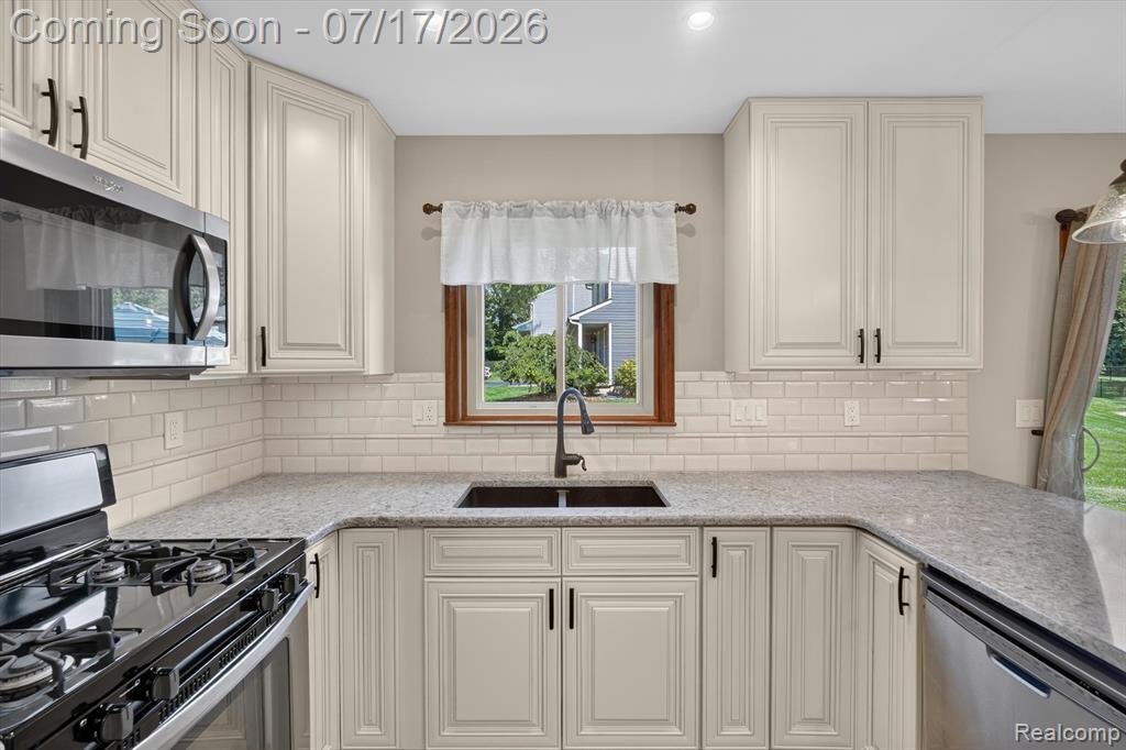 60309 Lamplighter Drive, New Hudson, MI 48165 — Photo 18