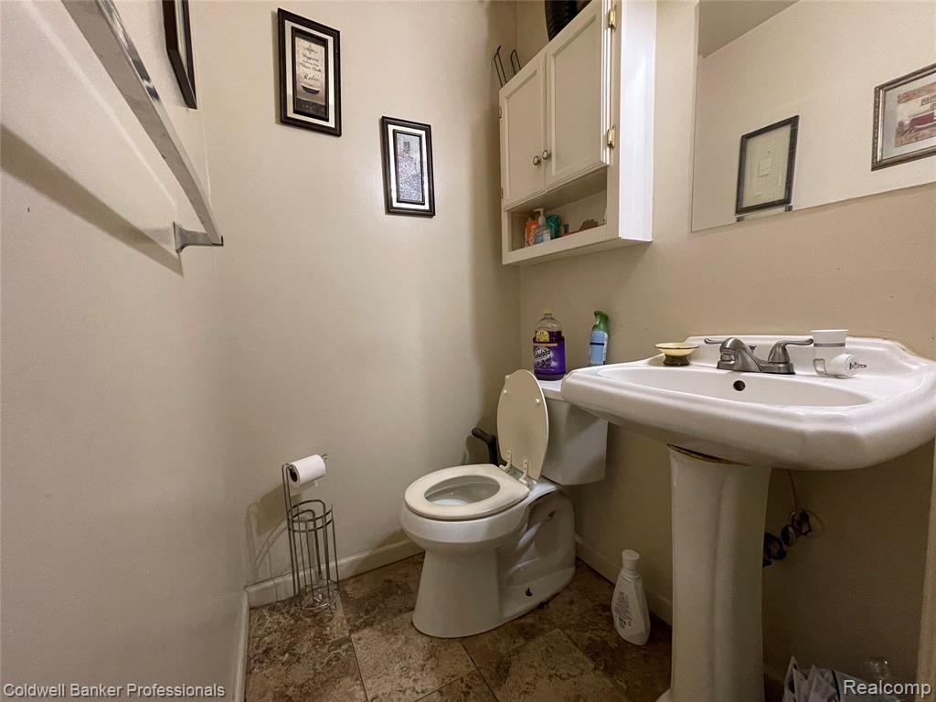 5021 Forest Side Drive, Flint, MI, 48532