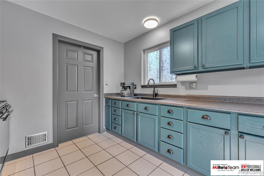 4737 Glenis Street, Dearborn Heights, MI 48125 — Photo 9