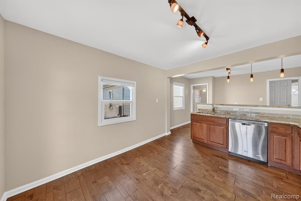438 W Brockton Avenue, Madison Heights, MI 48071 — Photo 17