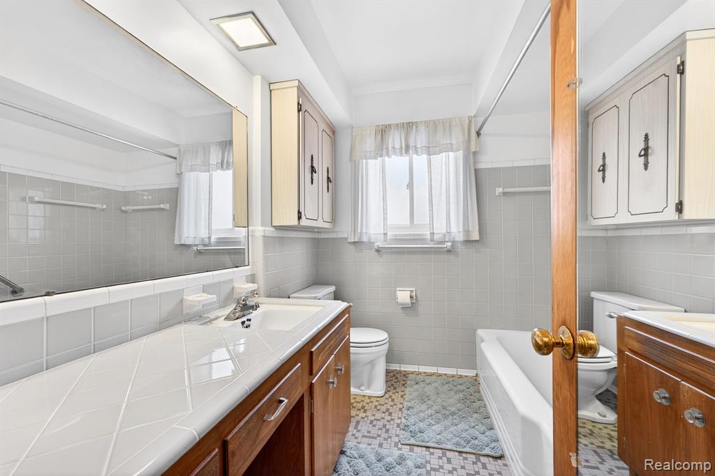 8300 Kinmore Street, Dearborn Heights, MI 48127 — Photo 16