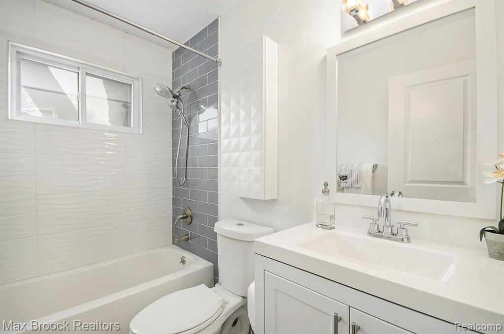 720 Hamlet Court, Auburn Hills, MI 48326 — Photo 14