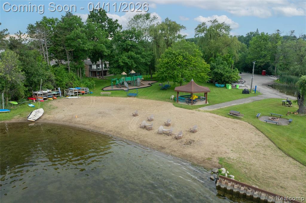 4683 Maura Lane, West Bloomfield, MI 48323 — Photo 10