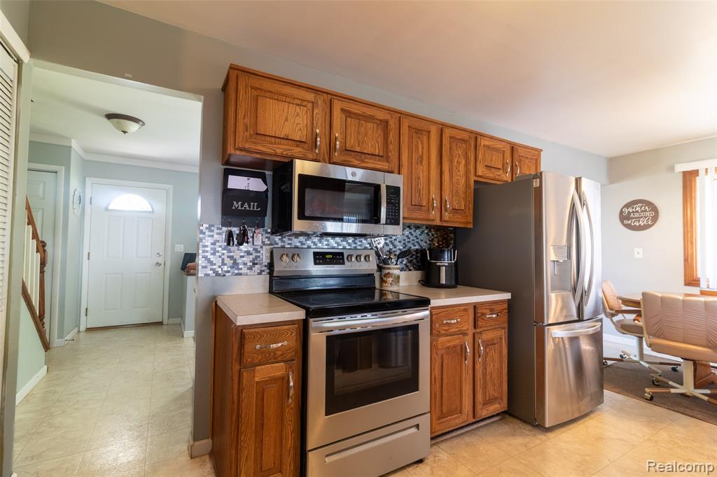 24550 Colonial Drive, Woodhaven, MI 48183 — Photo 6
