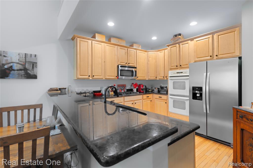 731 E Bluff Court, Rochester Hills, MI 48307 — Photo 25