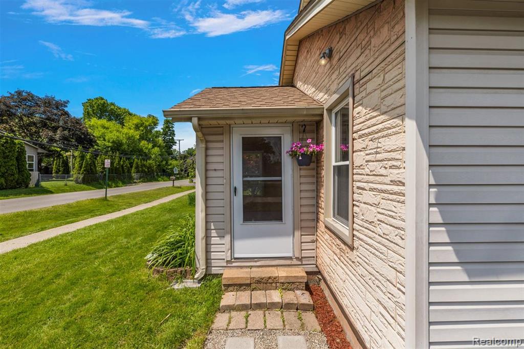 433 CHERRY Drive, Troy, MI 48083 — Photo 3