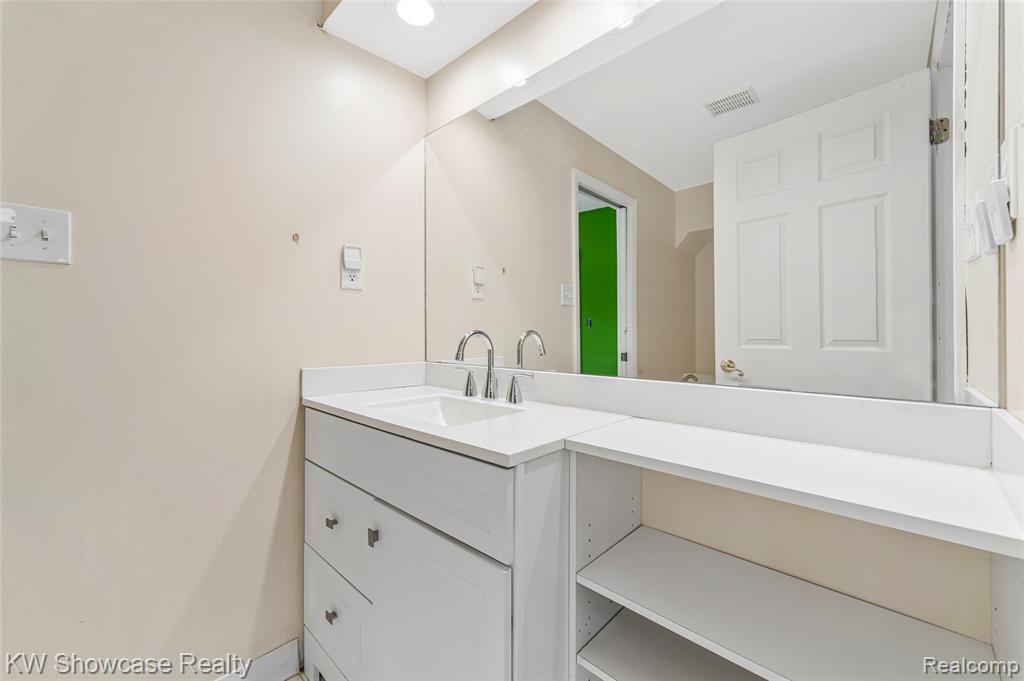29230 Greening Street, Farmington, MI 48334 — Photo 17