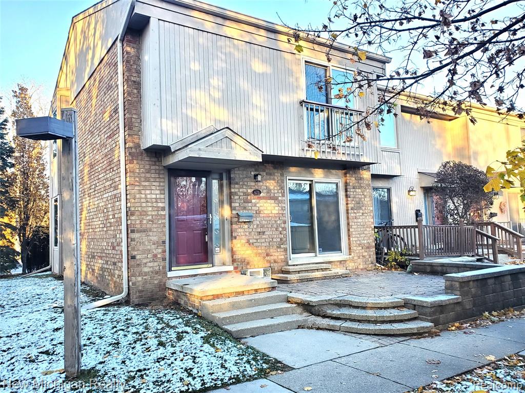 673 Oakbrook W, Rochester Hills, MI 48307 — front exterior