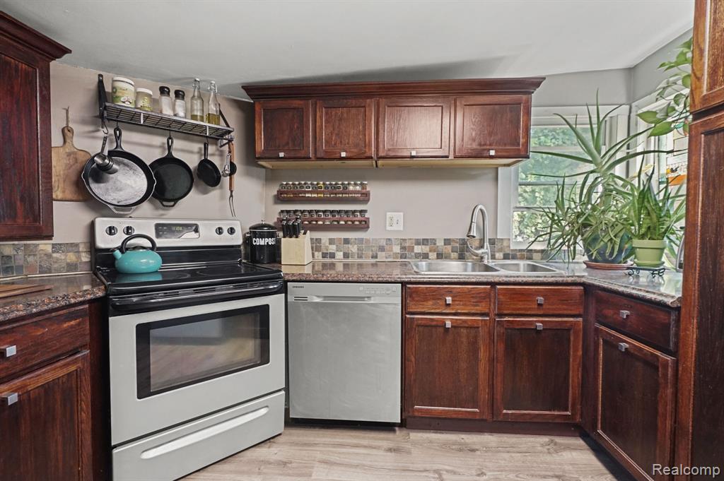 81 N EAGAN Drive, Lake Orion, MI 48362 — Photo 4