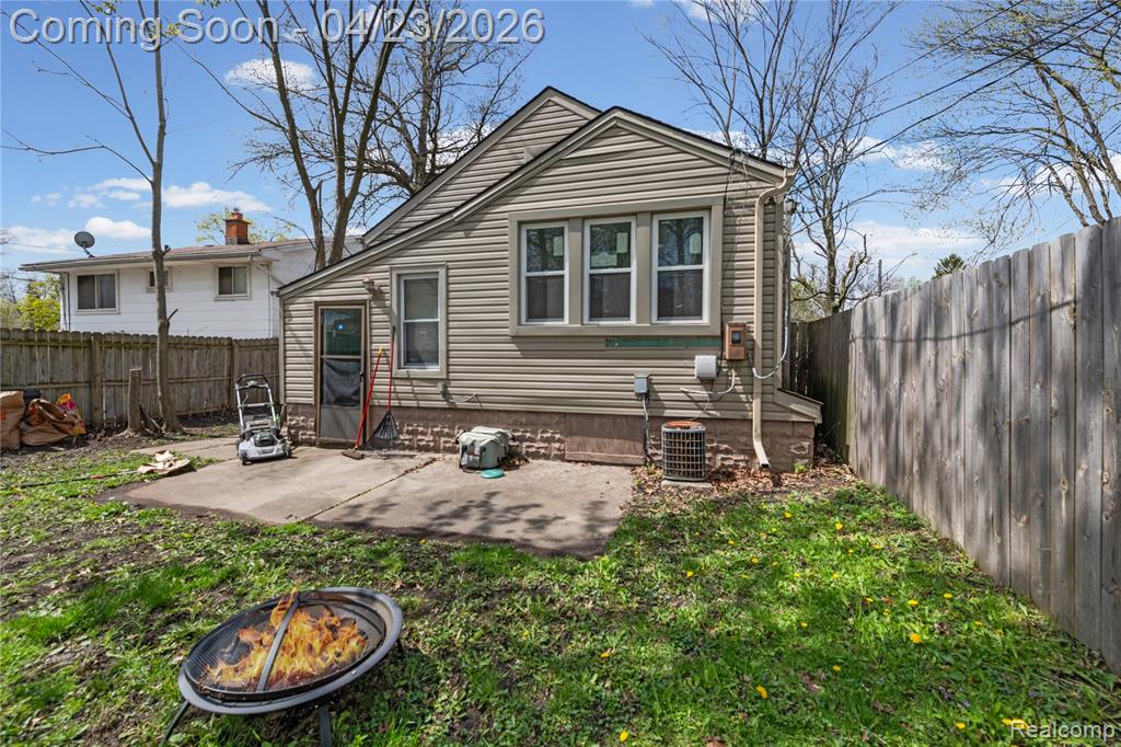 23392 Cayuga Avenue, Hazel Park, MI 48030 — Photo 17