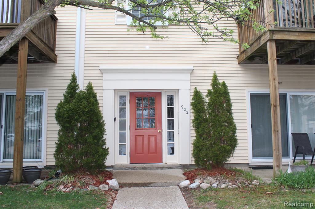 922 CHESTNUT HILL Drive, Auburn Hills, MI 48326 — front exterior