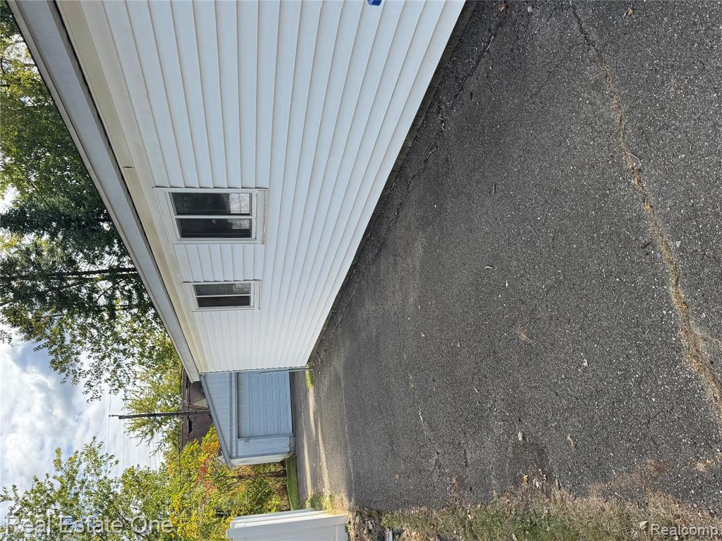 4025 Cresthaven Drive, Waterford, MI 48328 — Photo 3