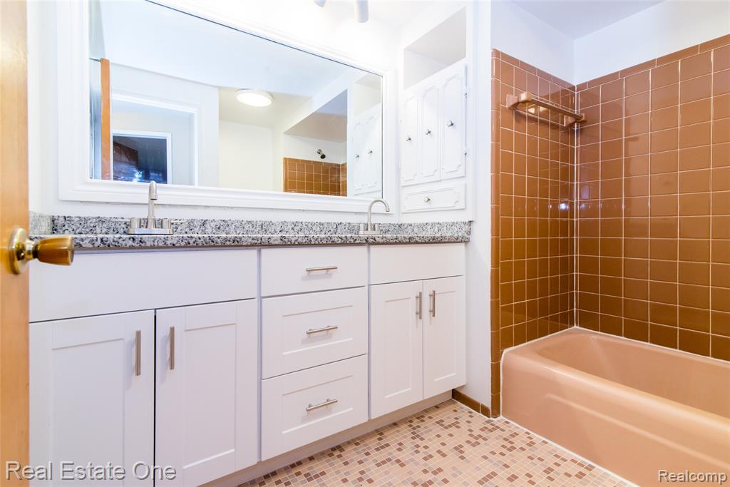 6845 Tamerlane Drive, West Bloomfield, MI — Photo 37