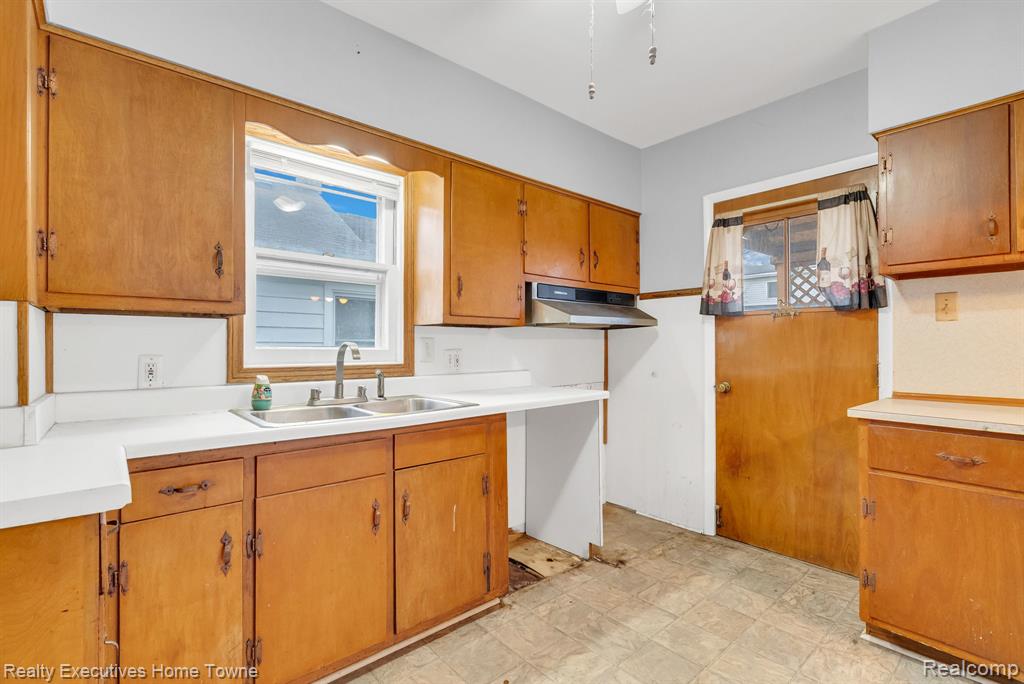 729 13th Street, Port Huron, MI 48060 — Photo 9