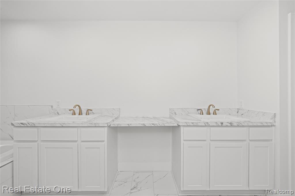 5742 Springwater Lane, West Bloomfield, MI — Photo 30