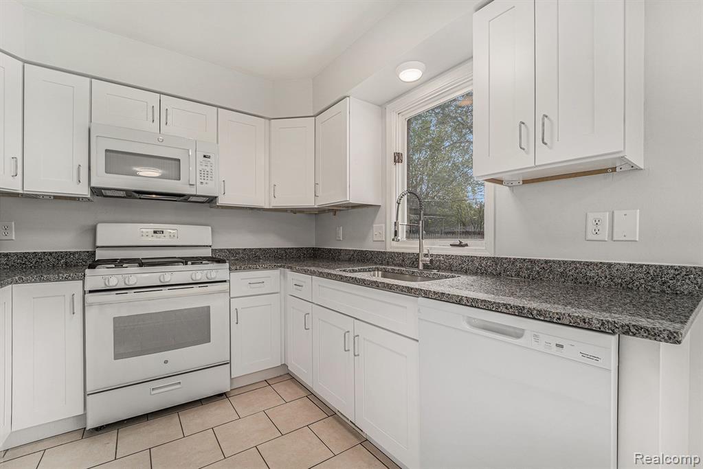 6075 N VERNON Street, Dearborn Heights, MI 48127 — Photo 17