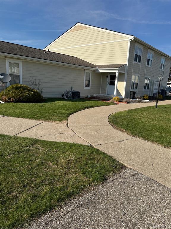 39845 Village Wood Lane, 379, Novi, MI — Photo 2