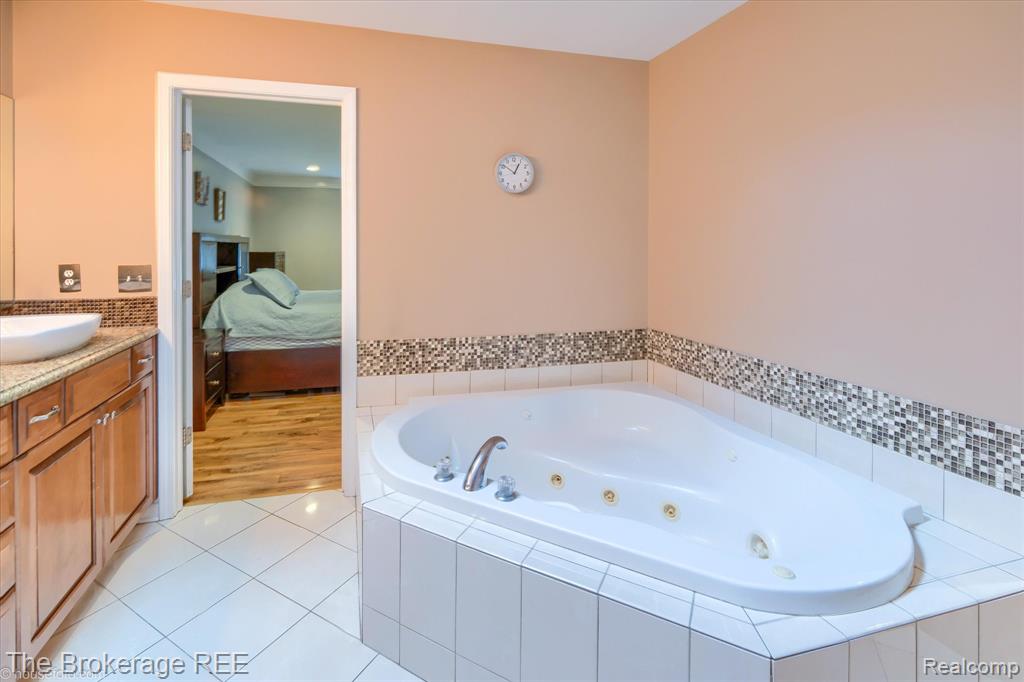 5239 Farmridge Lane, Grand Blanc, MI 48439 — Photo 41